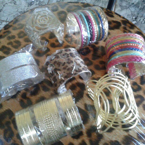 BRACELETES